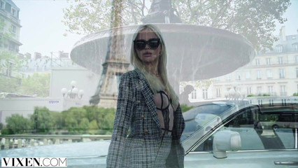 Миниатюрная блондинка играется с большим членом в Париже