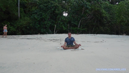 Незнакомка отсосала мне член, когда я медитировал на пляже