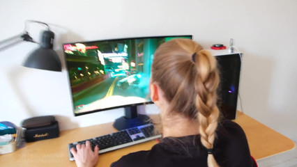 Выебал девушку геймершу, когда она играла за компьютером