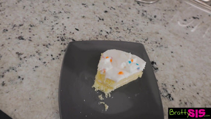 Старший брат дал сводной сестре пососать свой член, чтобы не трогала торт